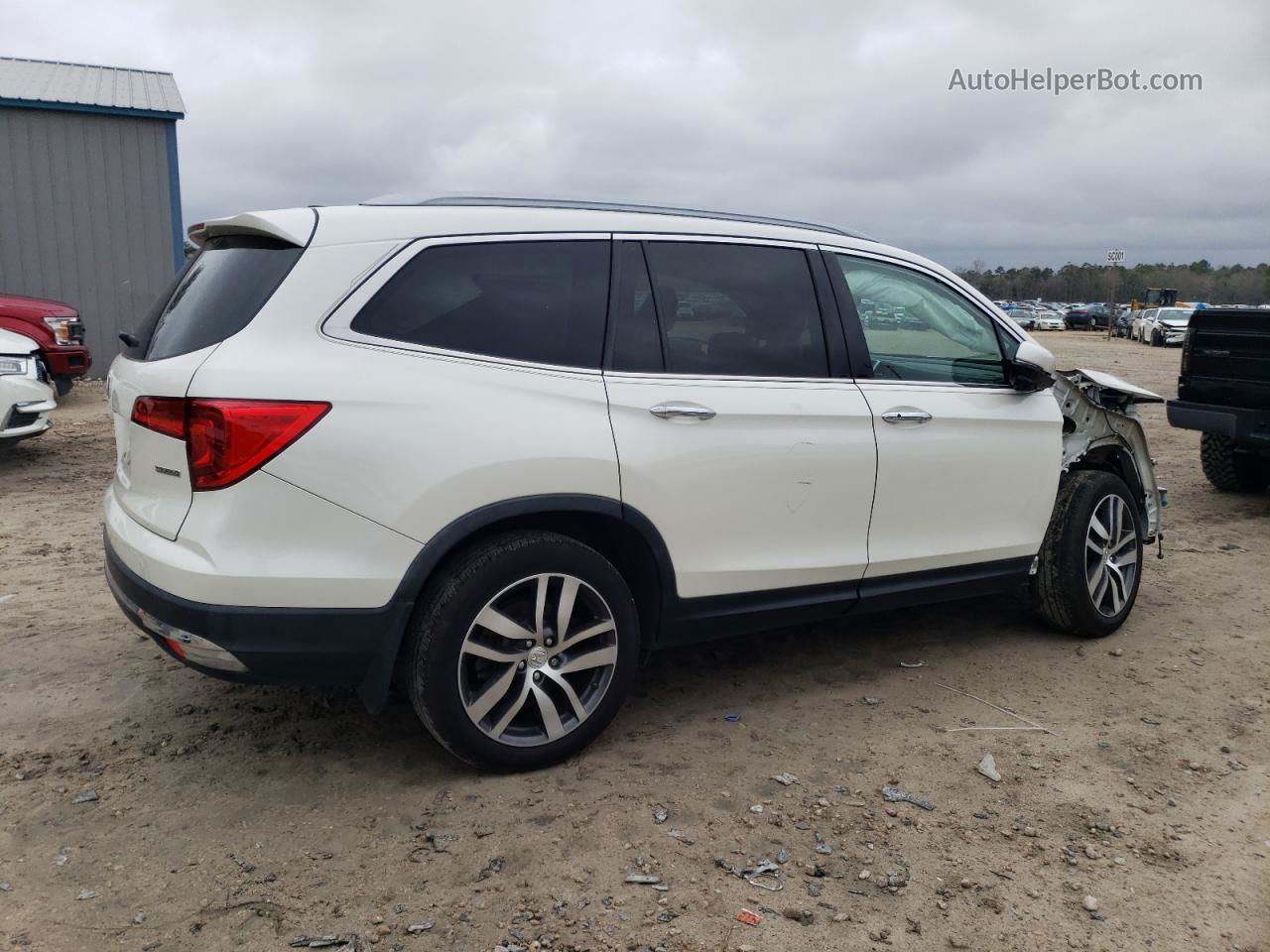 2016 Honda Pilot Touring White vin: 5FNYF5H9XGB038560