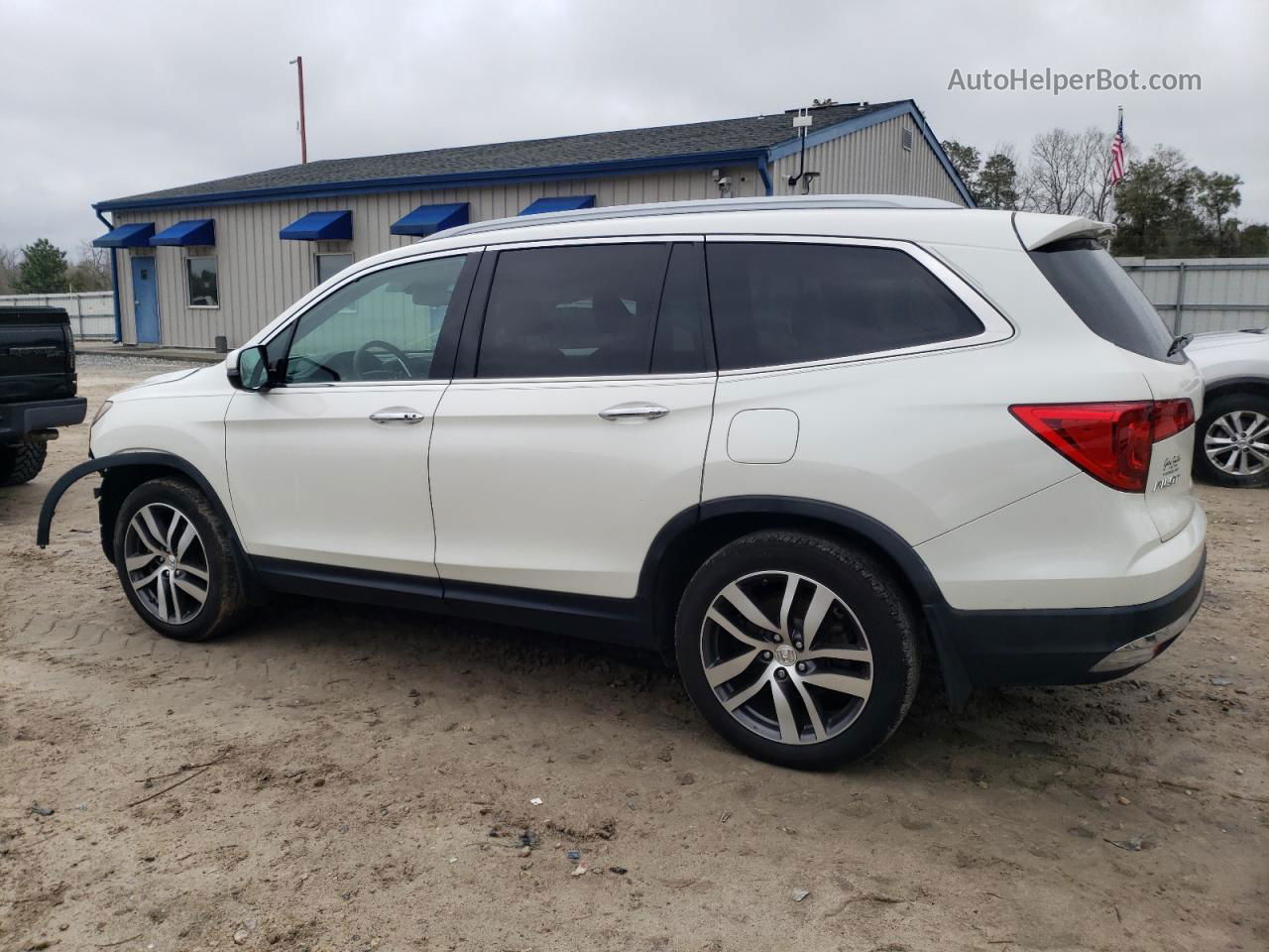 2016 Honda Pilot Touring White vin: 5FNYF5H9XGB038560