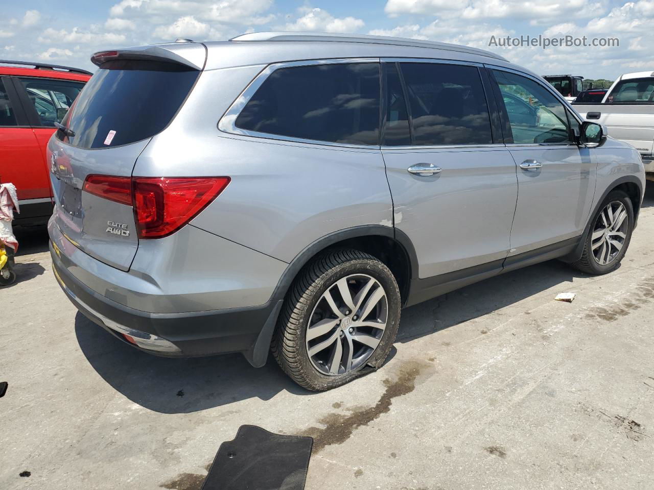 2017 Honda Pilot Elite Серебряный vin: 5FNYF6H01HB082102