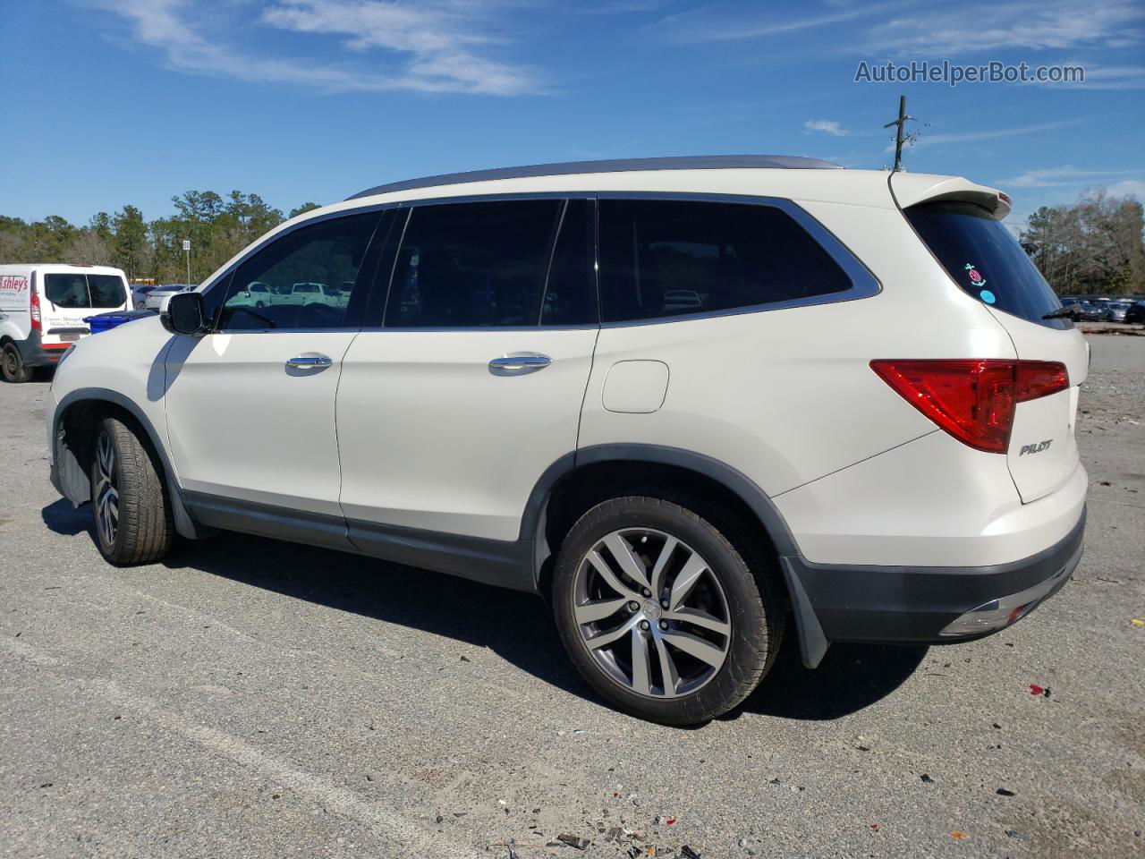 2017 Honda Pilot Touring White vin: 5FNYF6H92HB046532