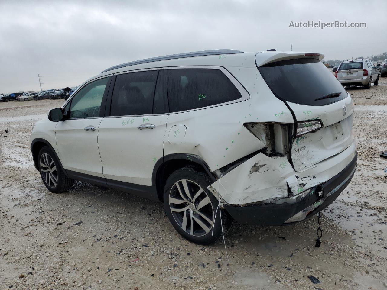 2017 Honda Pilot Touring White vin: 5FNYF6H92HB077084