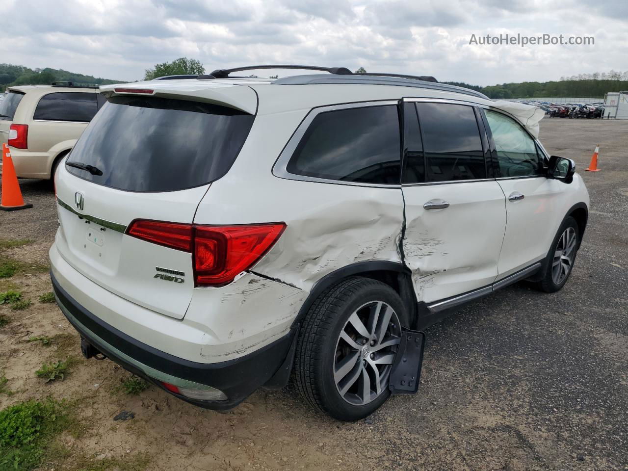 2016 Honda Pilot Touring White vin: 5FNYF6H94GB109970