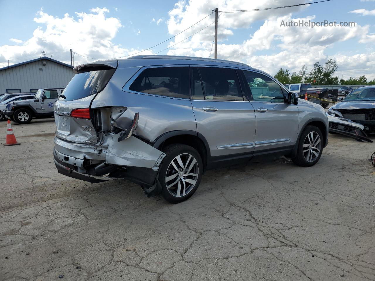 2017 Honda Pilot Touring Silver vin: 5FNYF6H94HB011913