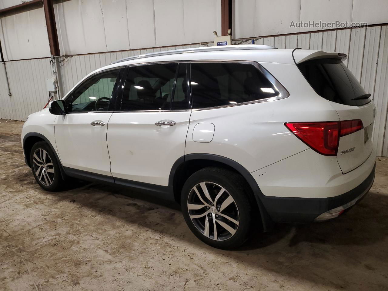 2017 Honda Pilot Touring White vin: 5FNYF6H94HB014360