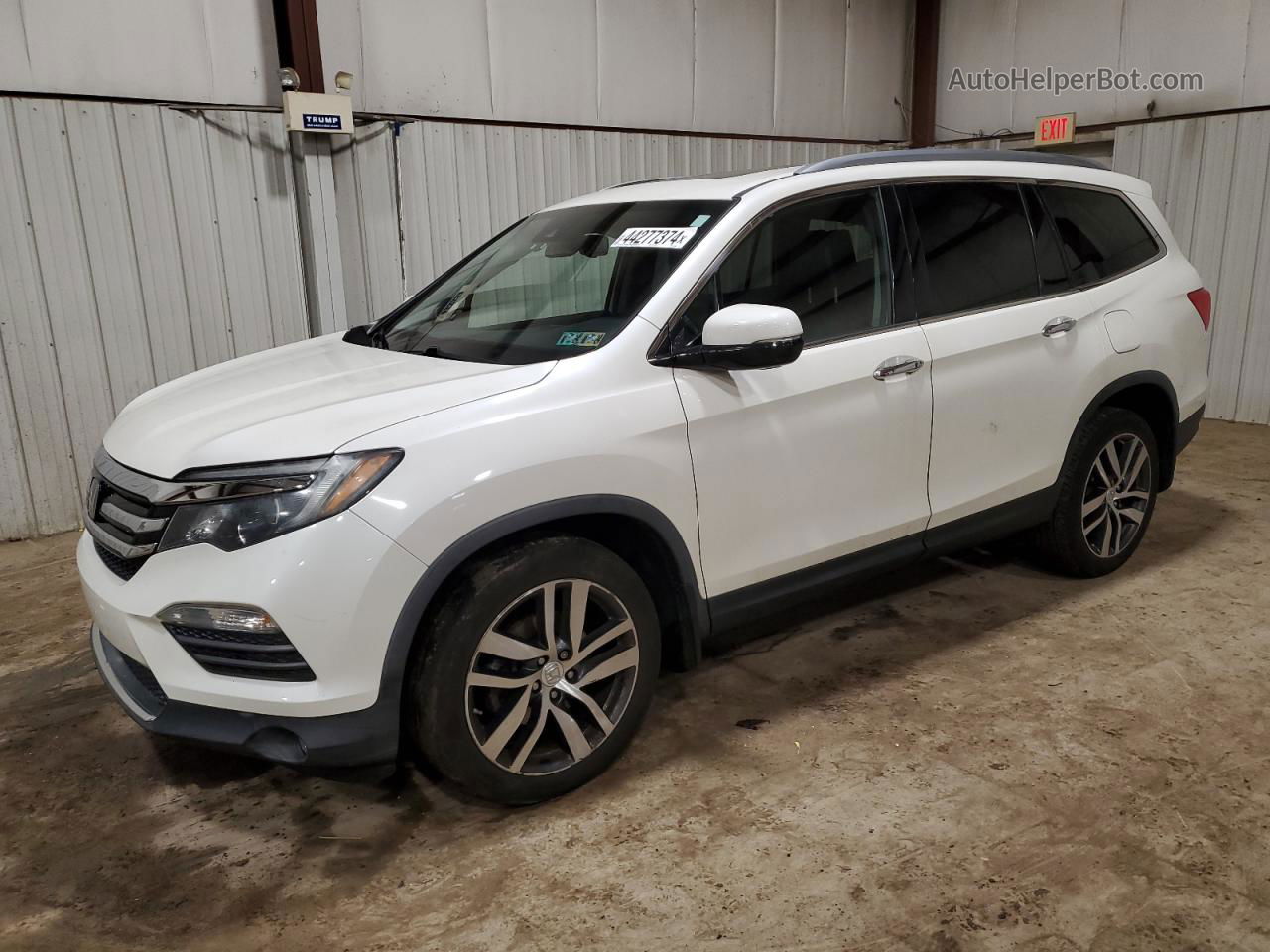 2017 Honda Pilot Touring White vin: 5FNYF6H94HB014360