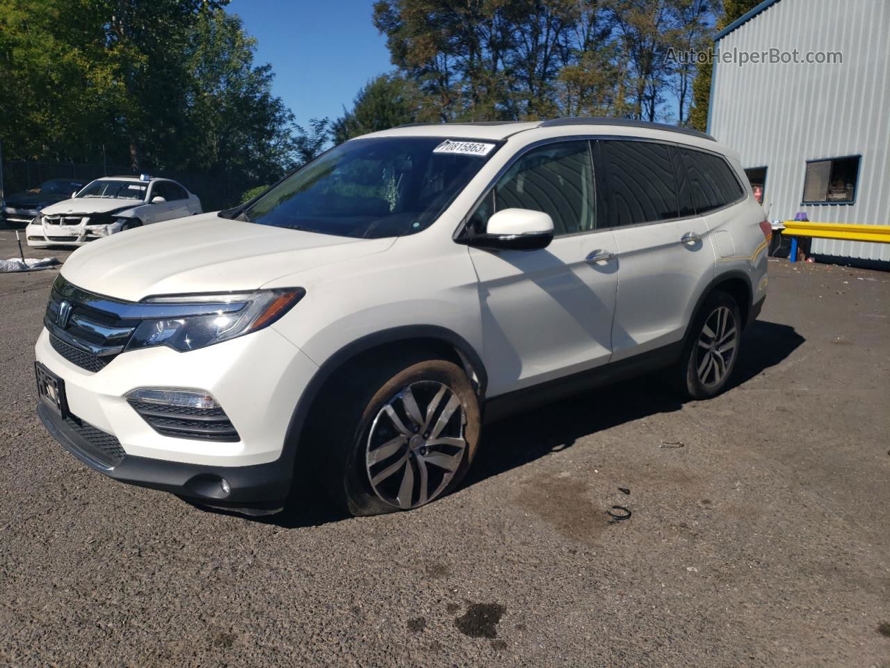 2017 Honda Pilot Touring White vin: 5FNYF6H95HB067388