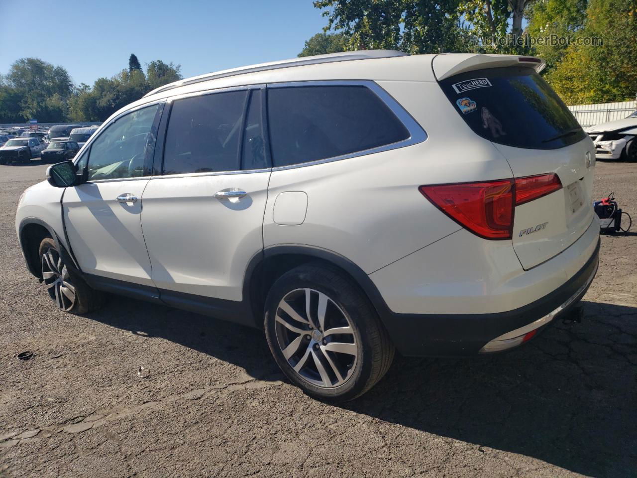 2017 Honda Pilot Touring White vin: 5FNYF6H95HB067388