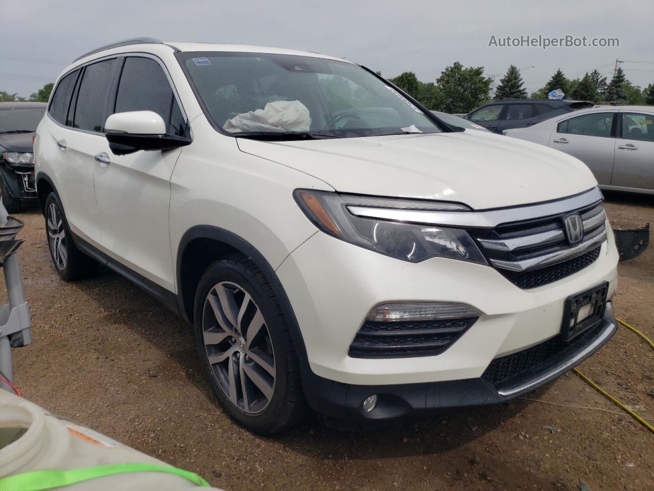 2017 Honda Pilot Touring White vin: 5FNYF6H95HB082683