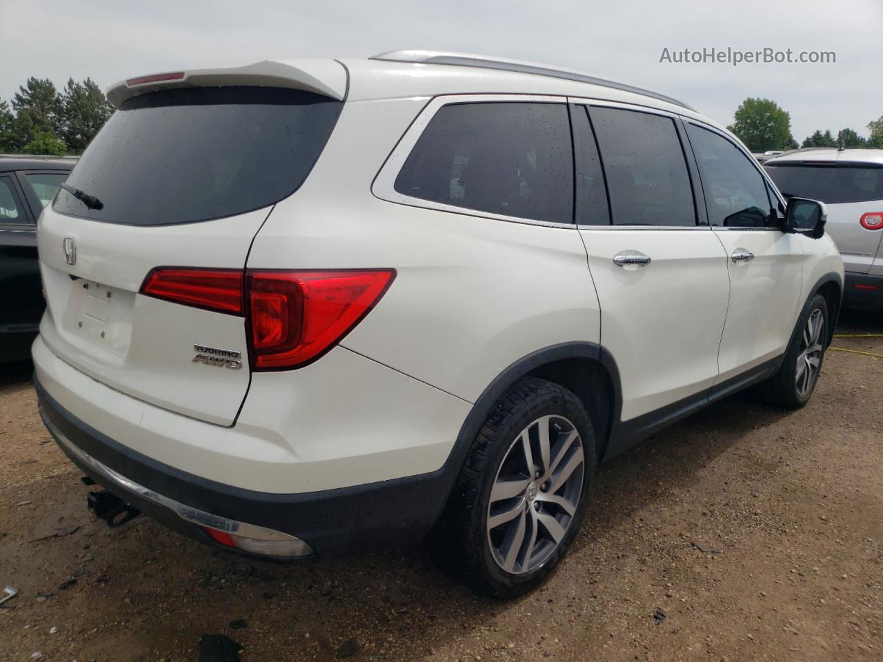 2017 Honda Pilot Touring White vin: 5FNYF6H95HB082683