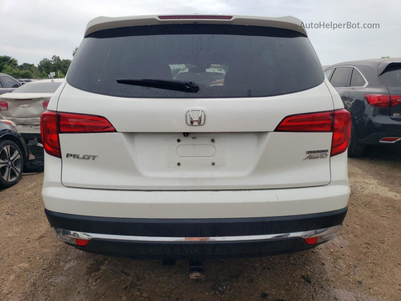 2017 Honda Pilot Touring White vin: 5FNYF6H95HB082683