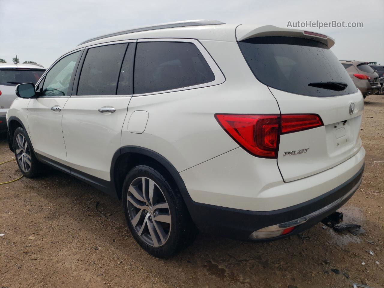 2017 Honda Pilot Touring White vin: 5FNYF6H95HB082683