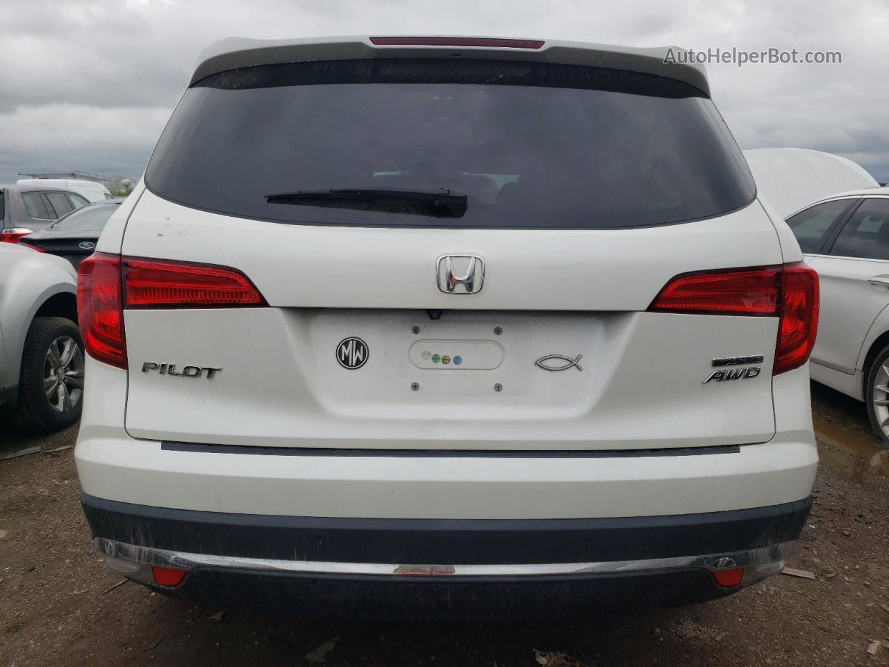 2017 Honda Pilot Touring White vin: 5FNYF6H96HB001058