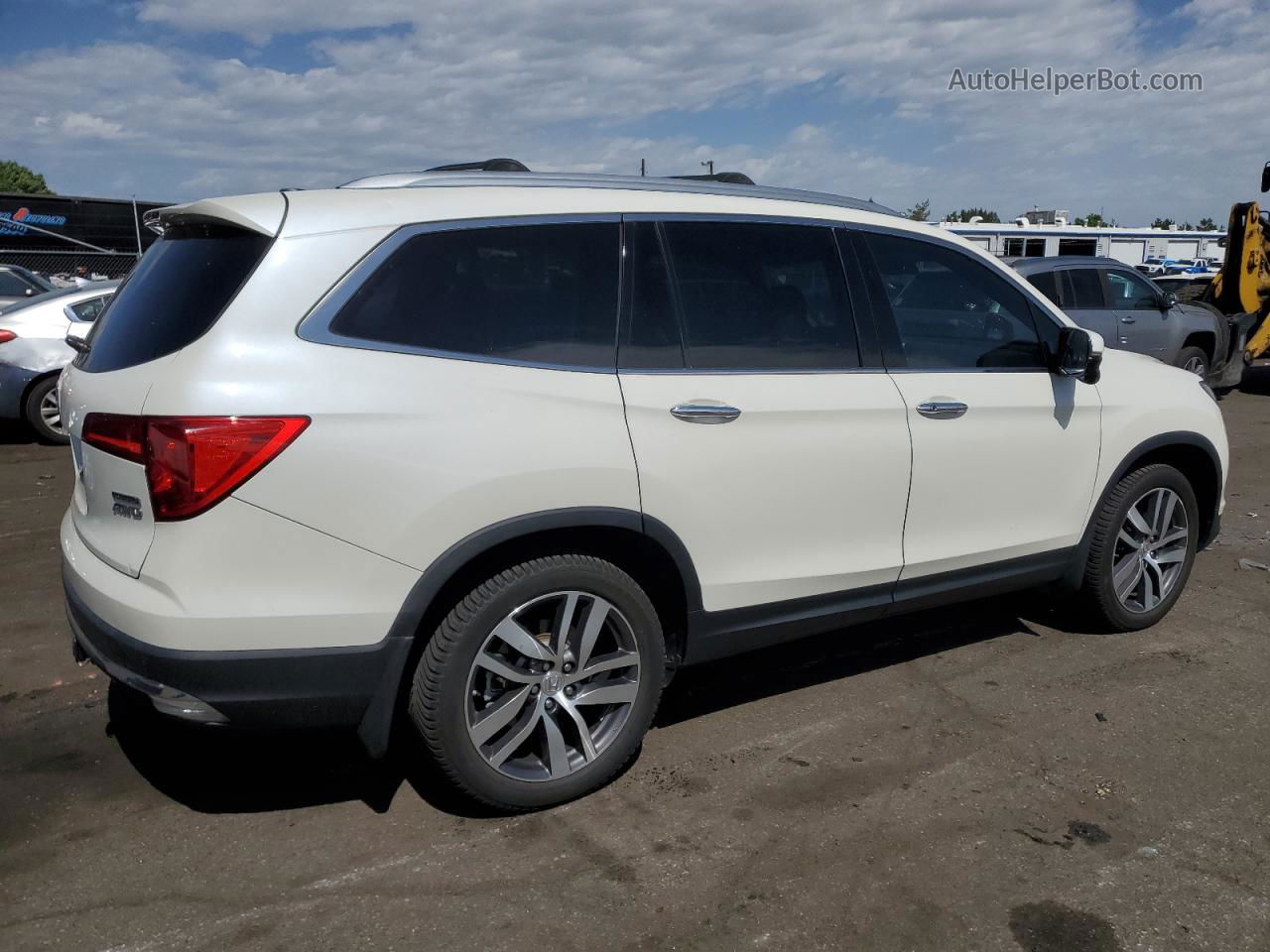 2017 Honda Pilot Touring White vin: 5FNYF6H9XHB019692