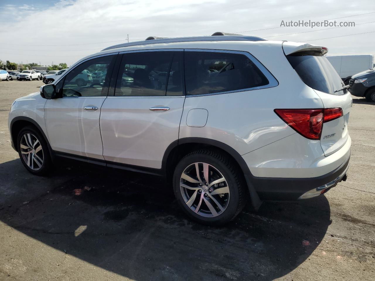 2017 Honda Pilot Touring White vin: 5FNYF6H9XHB019692