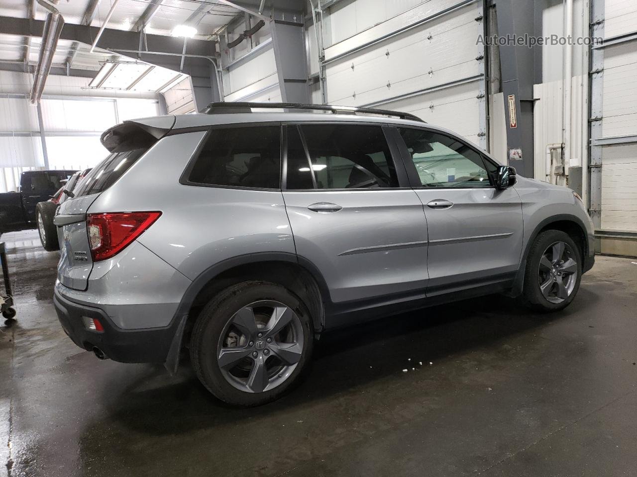 2019 Honda Passport Touring Silver vin: 5FNYF8H95KB022003