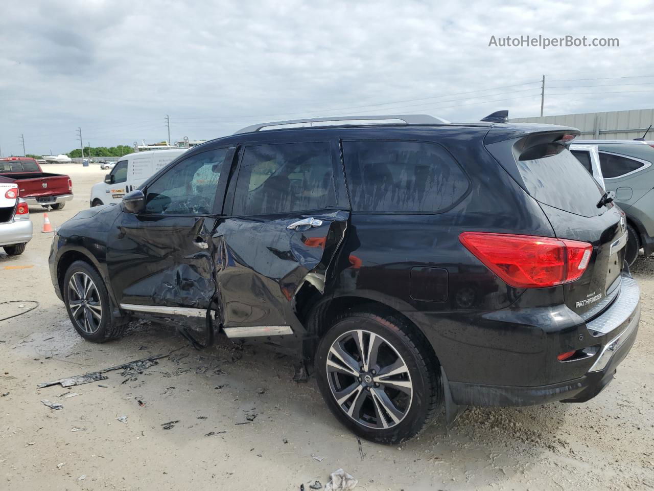 2020 Nissan Pathfinder Platinum Black vin: 5N1DR2DM9LC617945