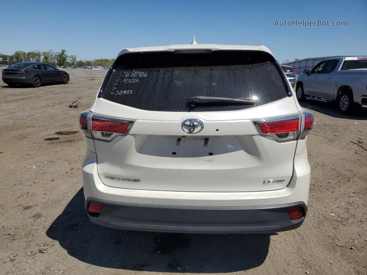 2016 Toyota Highlander Le White vin: 5TDBKRFHXGS301483