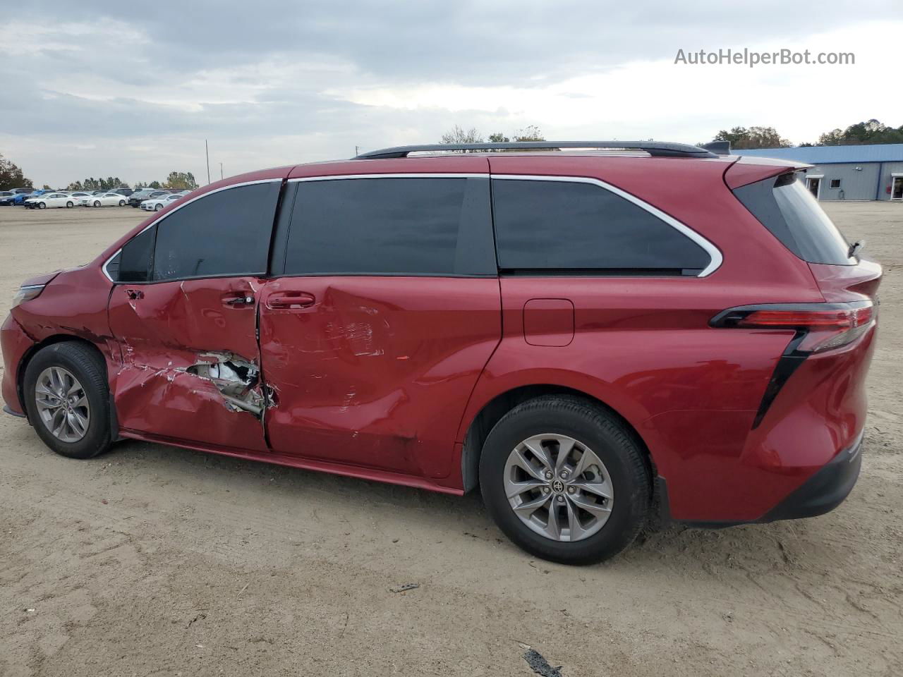 2022 Toyota Sienna Le Burgundy vin: 5TDBRKEC3NS130792