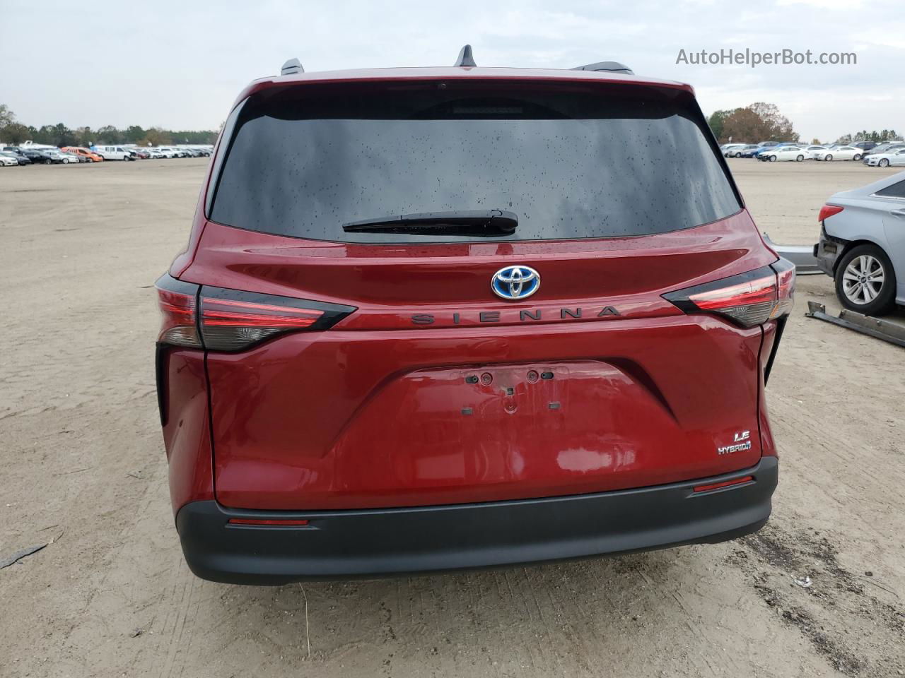 2022 Toyota Sienna Le Burgundy vin: 5TDBRKEC3NS130792