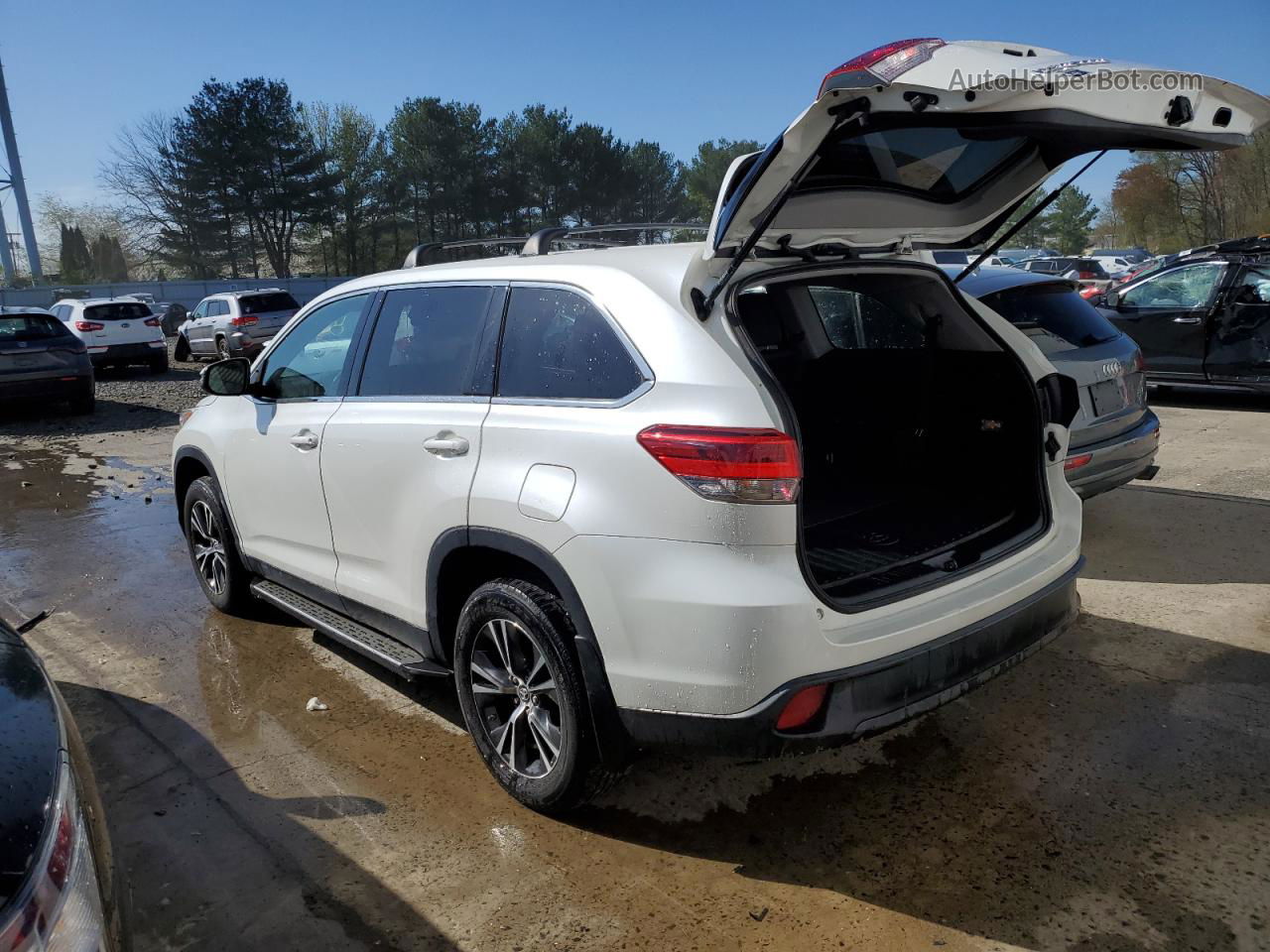 2019 Toyota Highlander Le White vin: 5TDBZRFH5KS921095