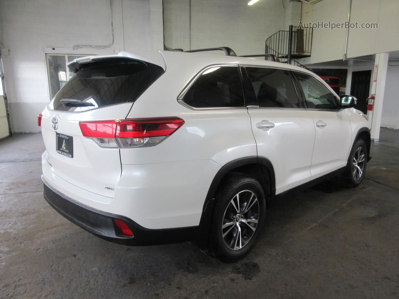 2019 Toyota Highlander Le White vin: 5TDBZRFH5KS944960