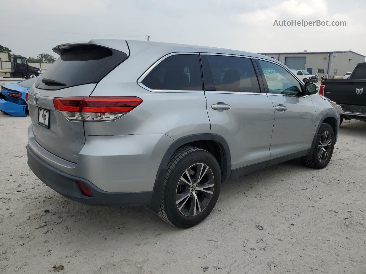 2019 Toyota Highlander Le Silver vin: 5TDBZRFH9KS922816