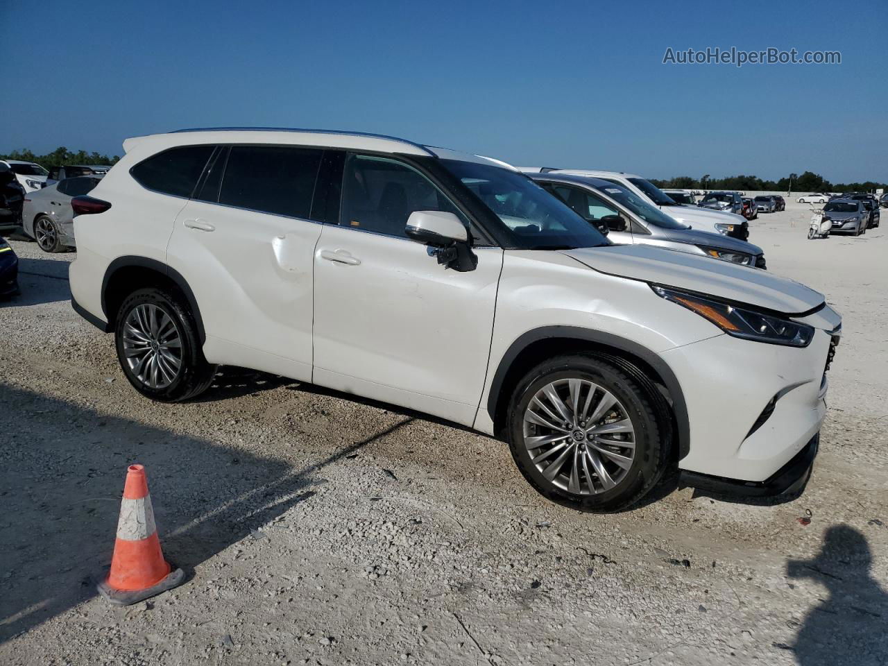 2021 Toyota Highlander Platinum Белый vin: 5TDFZRAH5MS067690