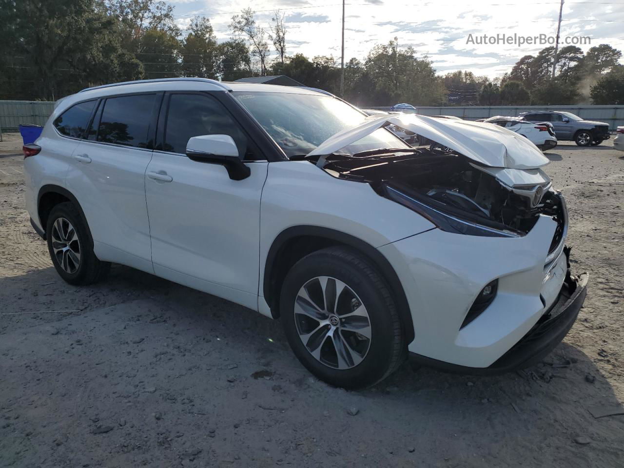 2021 Toyota Highlander Xle White vin: 5TDGZRAH8MS528482