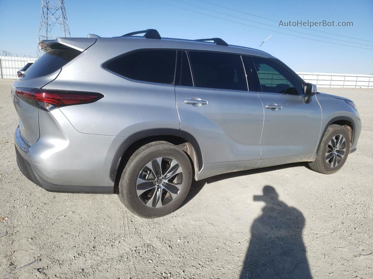 2021 Toyota Highlander Xle Silver vin: 5TDGZRAH9MS070158