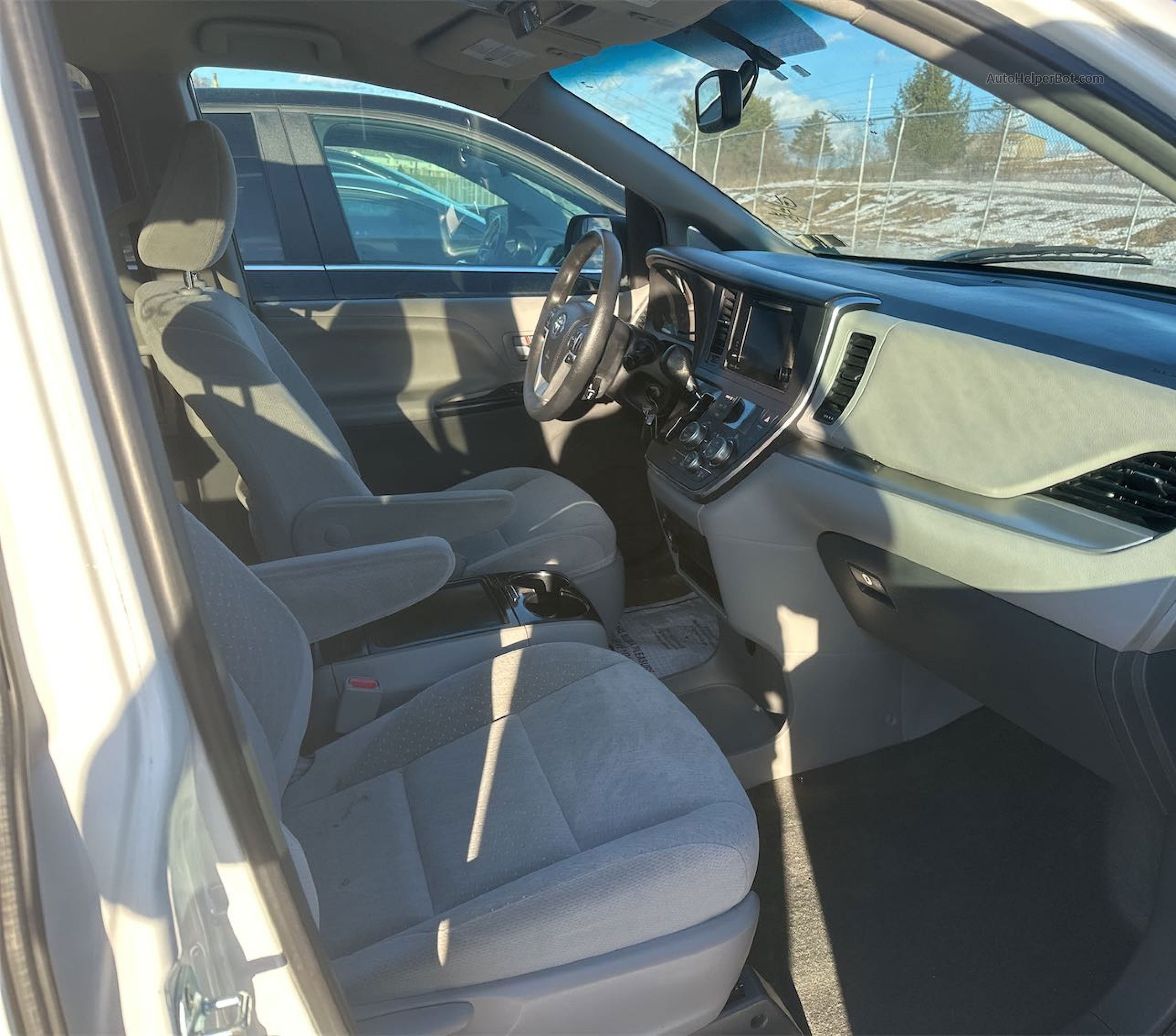 2015 Toyota Sienna Le 7 Passenger vin: 5TDJK3DC2FS107979