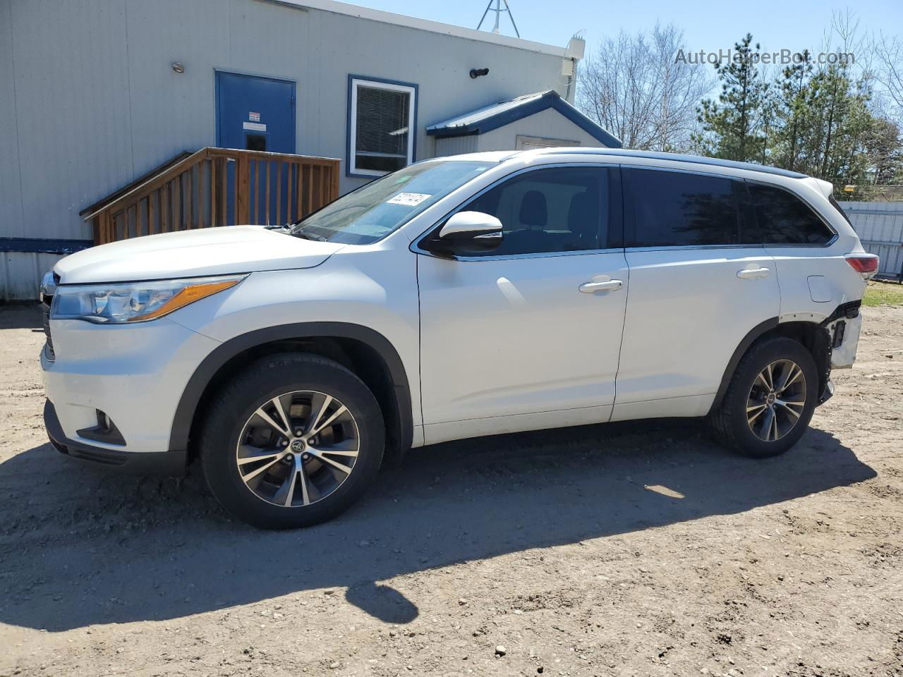 2016 Toyota Highlander Xle White vin: 5TDJKRFH0GS330938