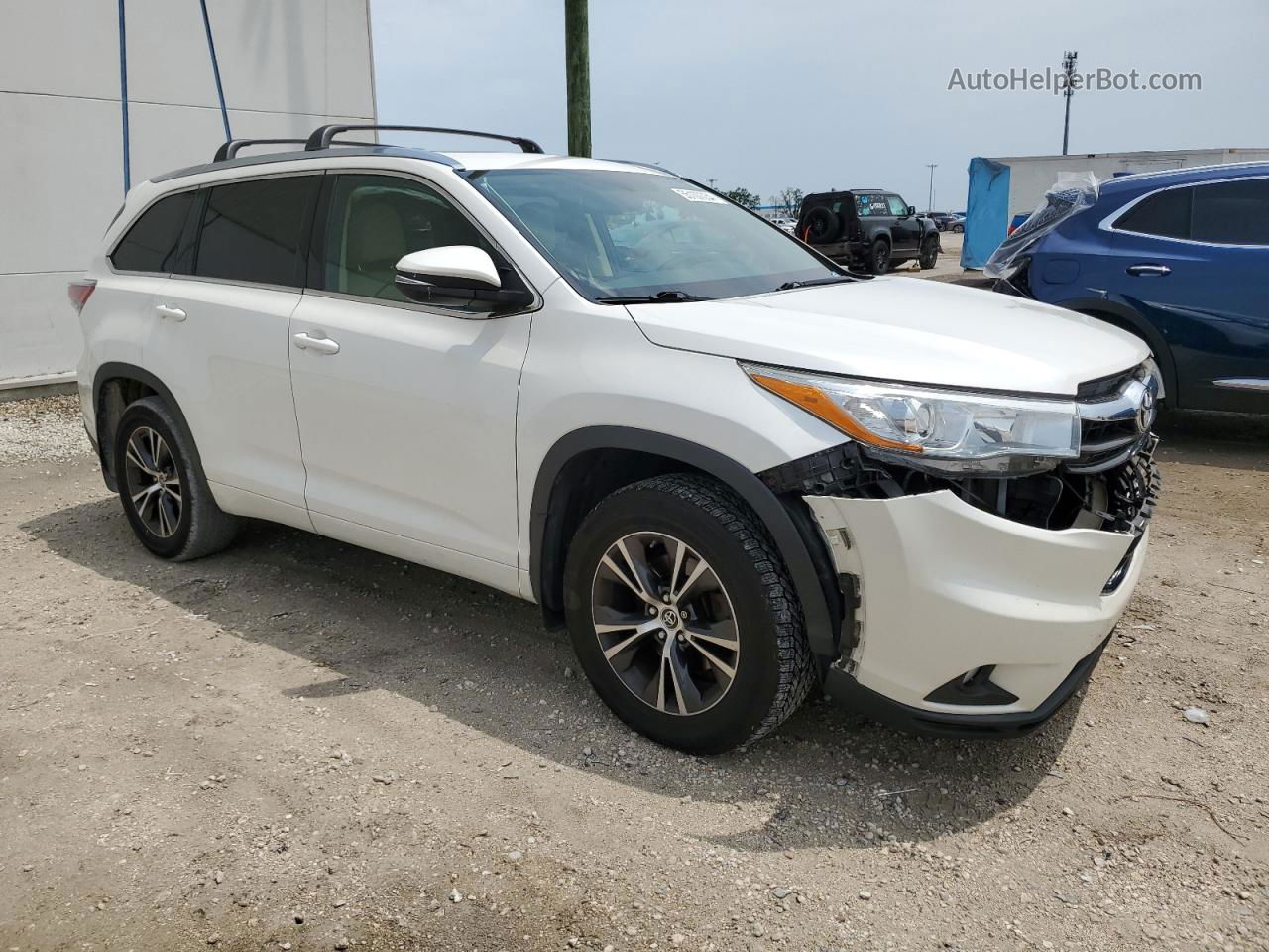 2016 Toyota Highlander Xle White vin: 5TDJKRFH3GS263557