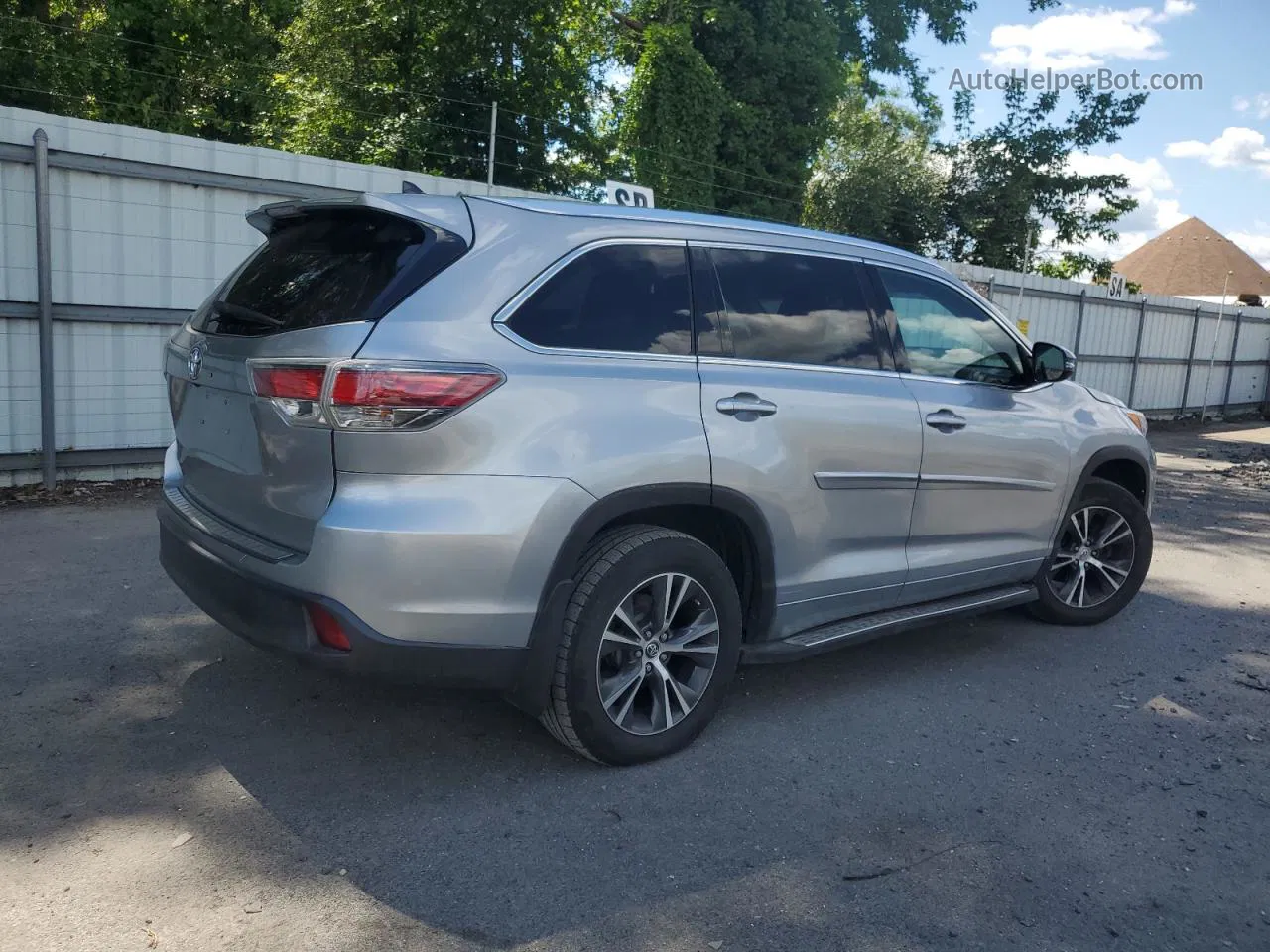 2016 Toyota Highlander Xle Silver vin: 5TDJKRFH8GS243367