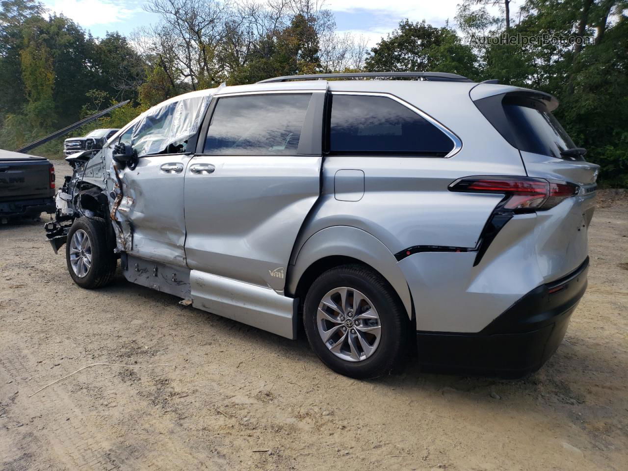 2022 Toyota Sienna Xle Silver vin: 5TDJRKEC8NS109772