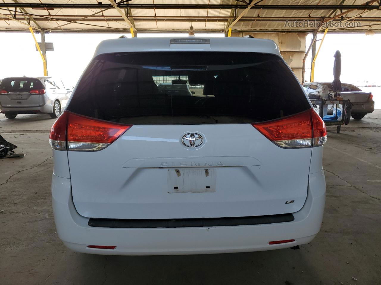 2014 Toyota Sienna Le White vin: 5TDKK3DC0ES514718