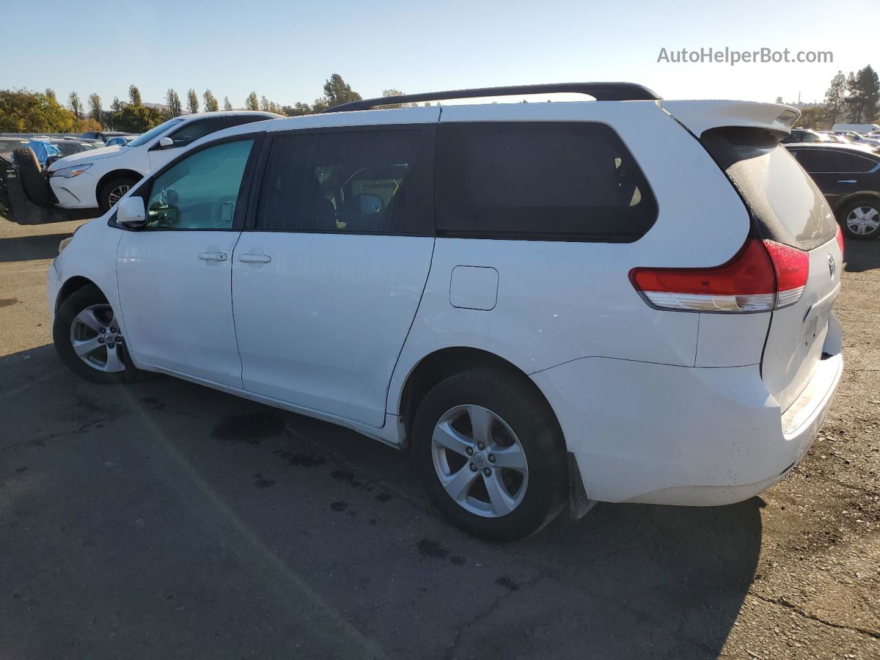 2014 Toyota Sienna Le White vin: 5TDKK3DC9ES423172