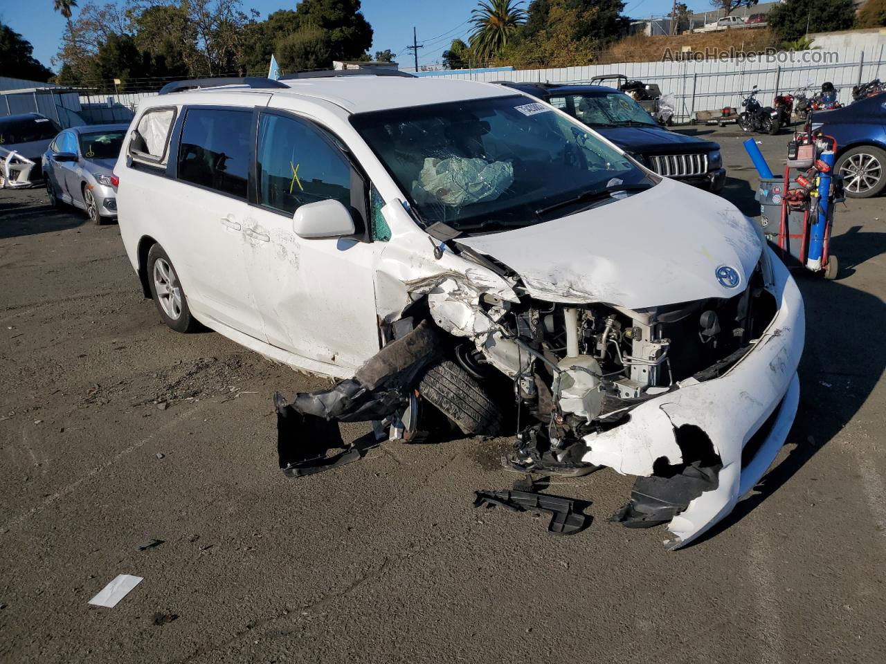 2014 Toyota Sienna Le White vin: 5TDKK3DC9ES423172