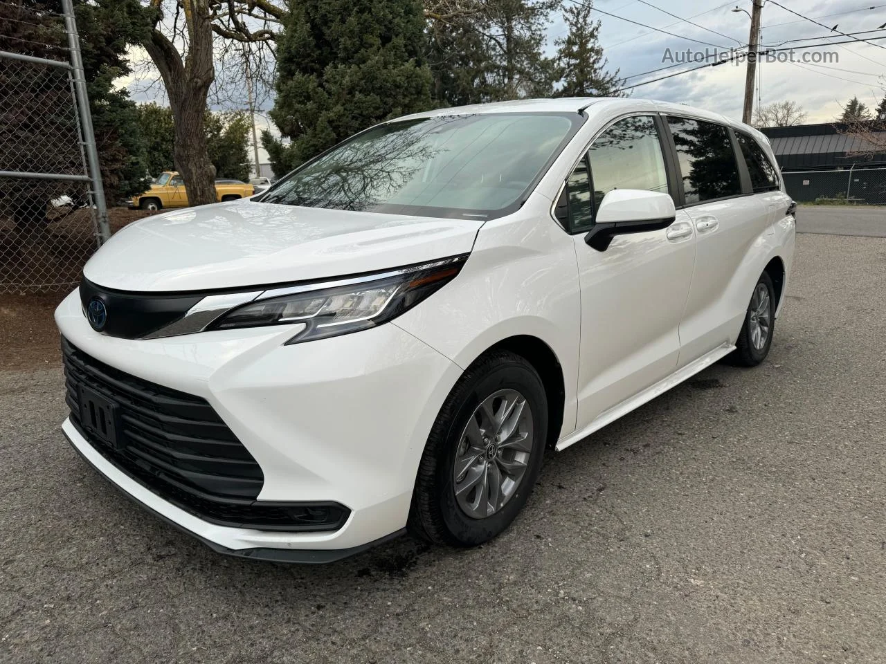 2022 Toyota Sienna Le White vin: 5TDKRKEC2NS118441