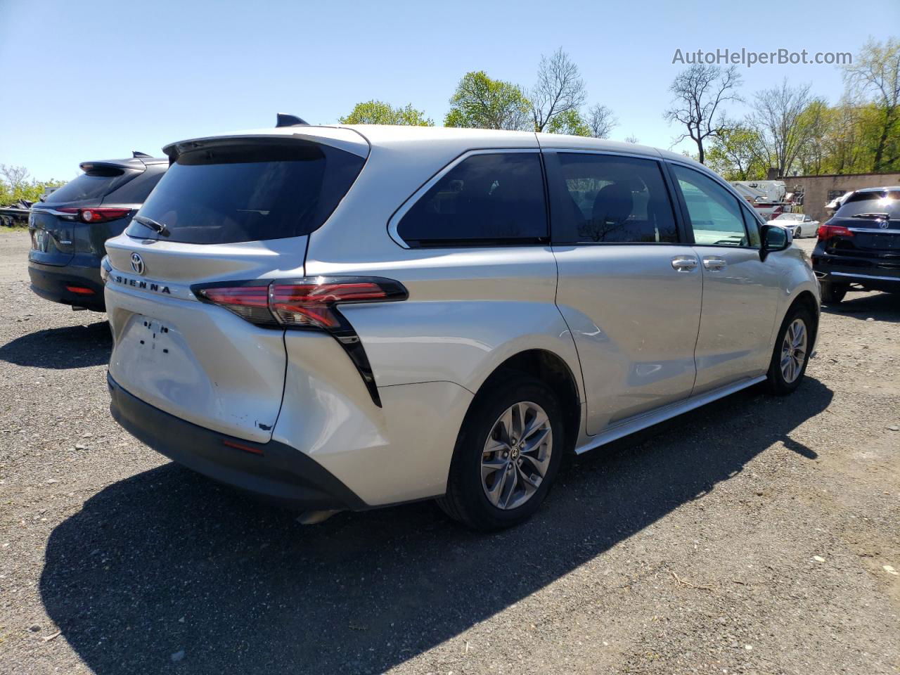 2022 Toyota Sienna Le Silver vin: 5TDKRKEC3NS116245