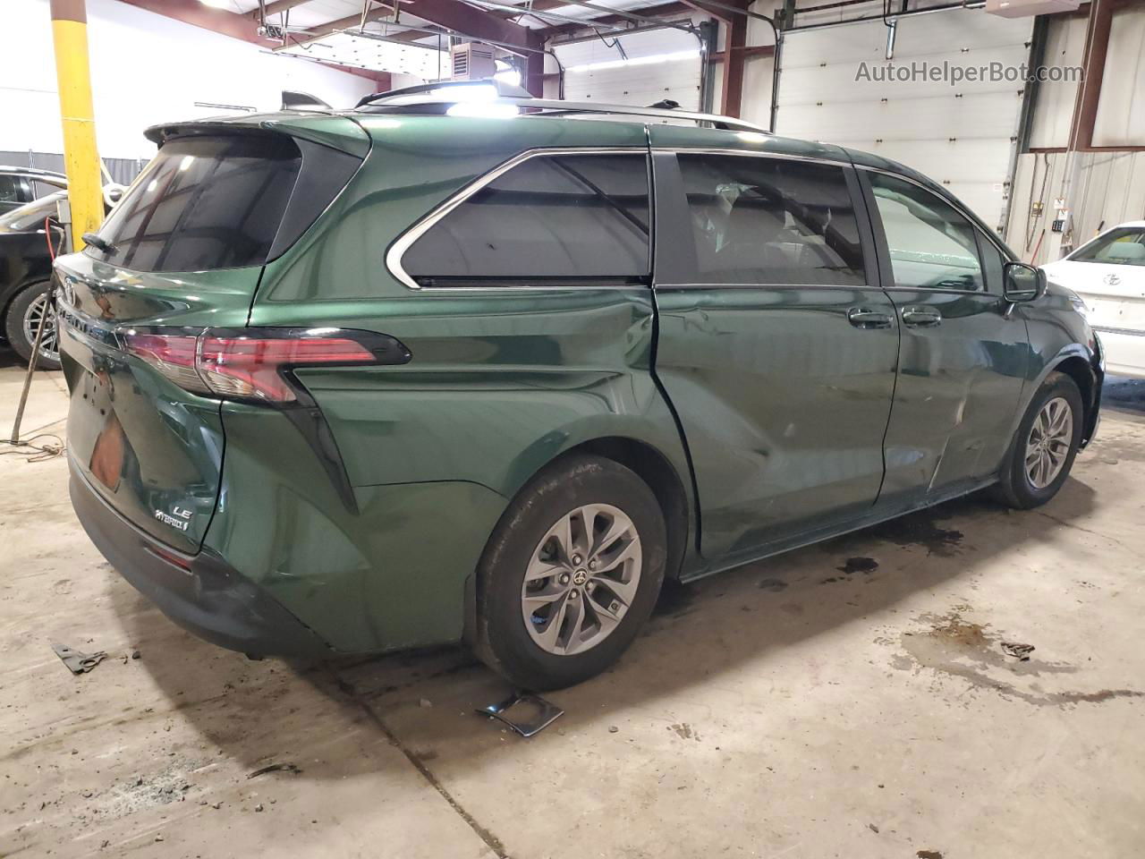 2022 Toyota Sienna Le Green vin: 5TDKRKEC7NS096744