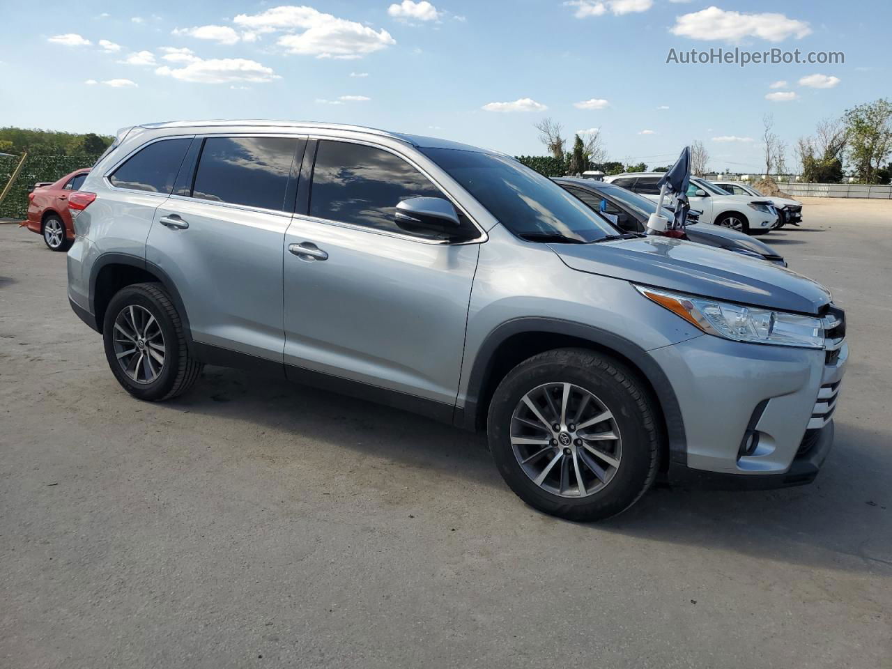 2019 Toyota Highlander Se Серебряный vin: 5TDKZRFHXKS328106