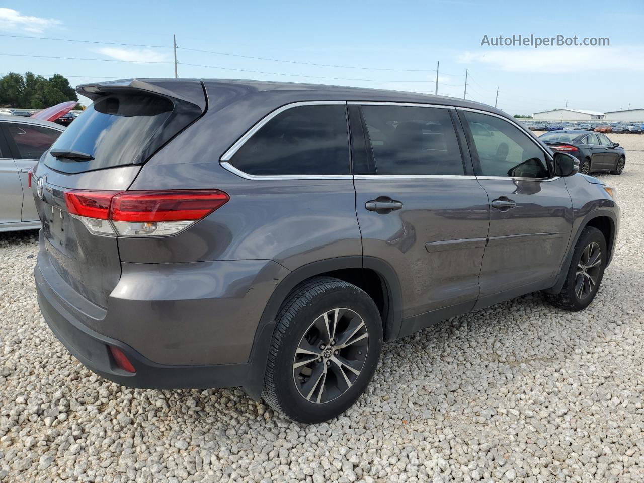 2019 Toyota Highlander Le Gray vin: 5TDZARFH8KS060551