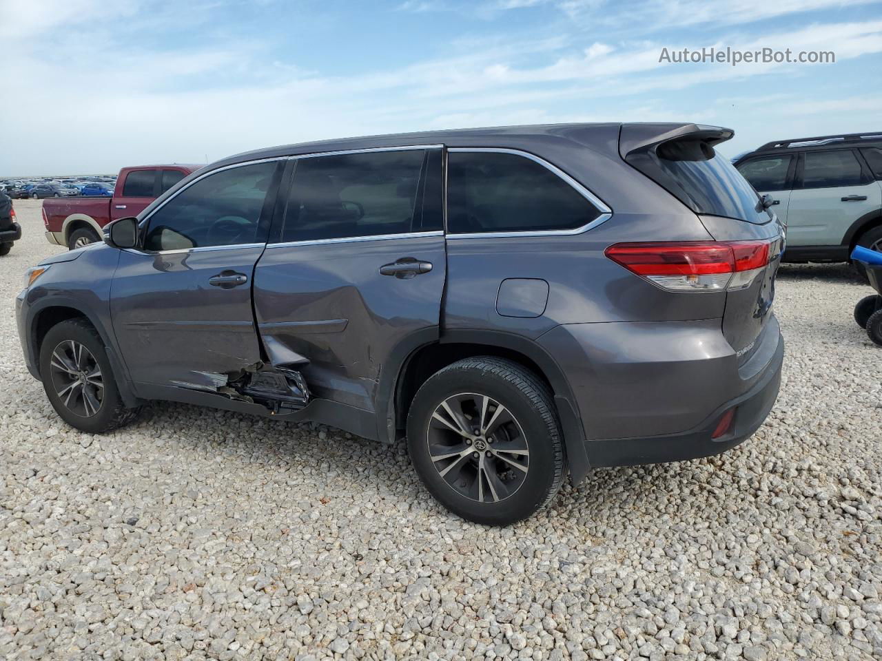 2019 Toyota Highlander Le Gray vin: 5TDZARFH8KS060551