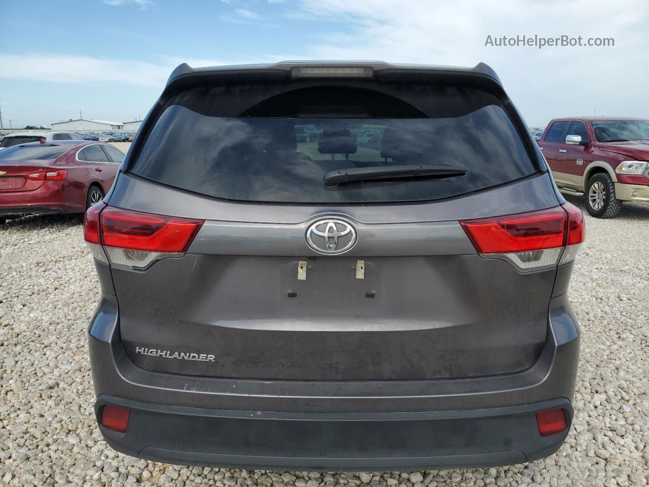 2019 Toyota Highlander Le Gray vin: 5TDZARFH8KS060551