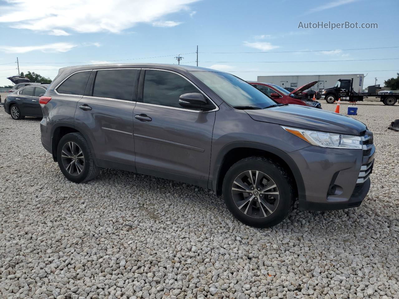 2019 Toyota Highlander Le Gray vin: 5TDZARFH8KS060551