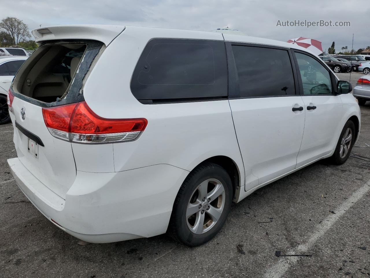 2014 Toyota Sienna  White vin: 5TDZK3DC6ES467841