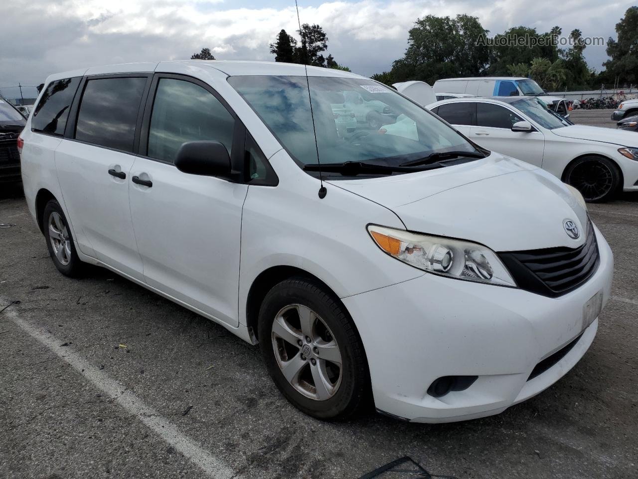 2014 Toyota Sienna  White vin: 5TDZK3DC6ES467841