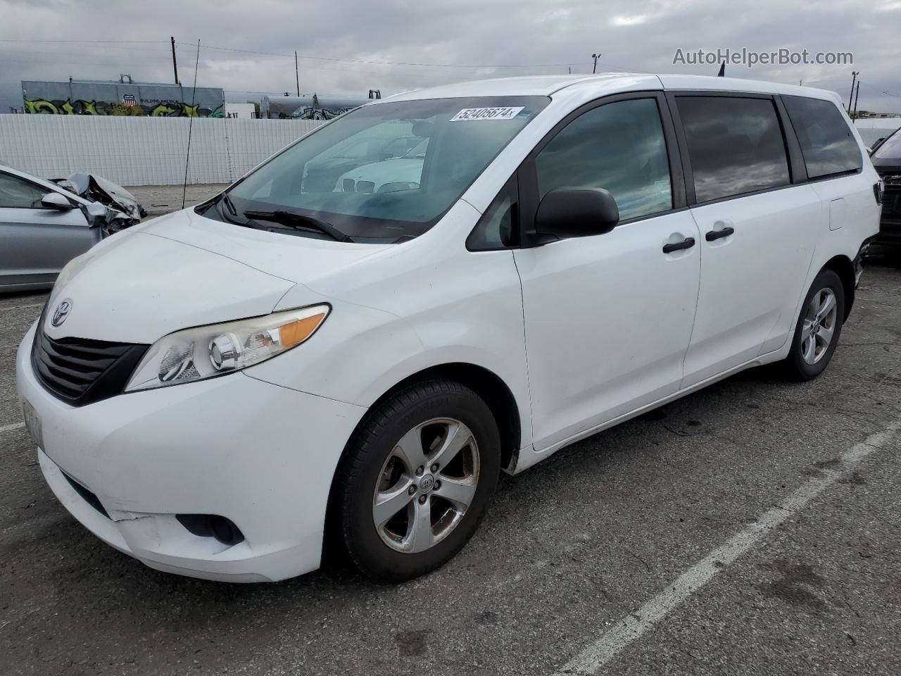 2014 Toyota Sienna  White vin: 5TDZK3DC6ES467841