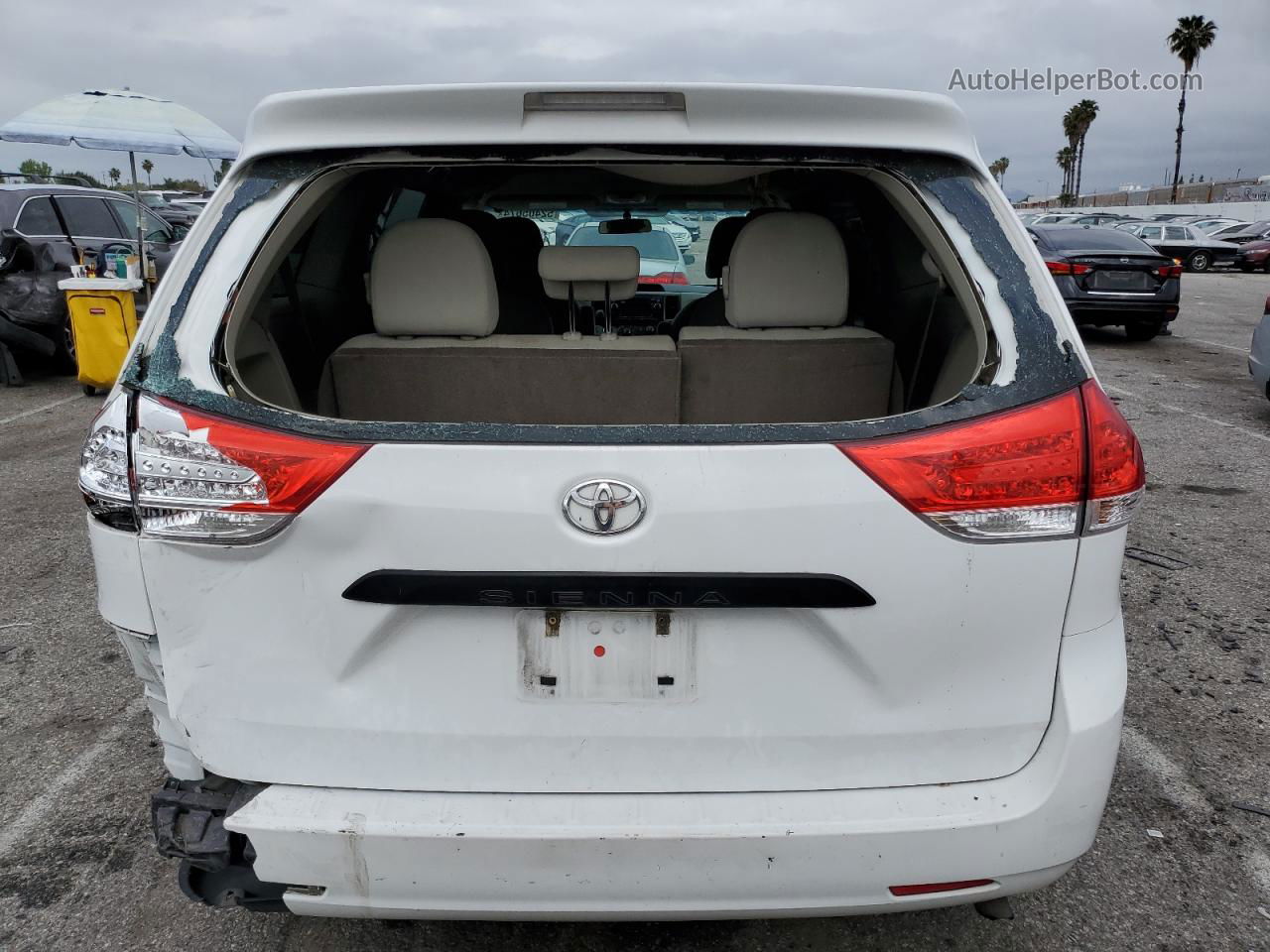 2014 Toyota Sienna  White vin: 5TDZK3DC6ES467841