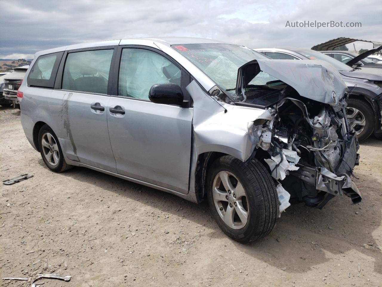 2014 Toyota Sienna  Серебряный vin: 5TDZK3DCXES473965